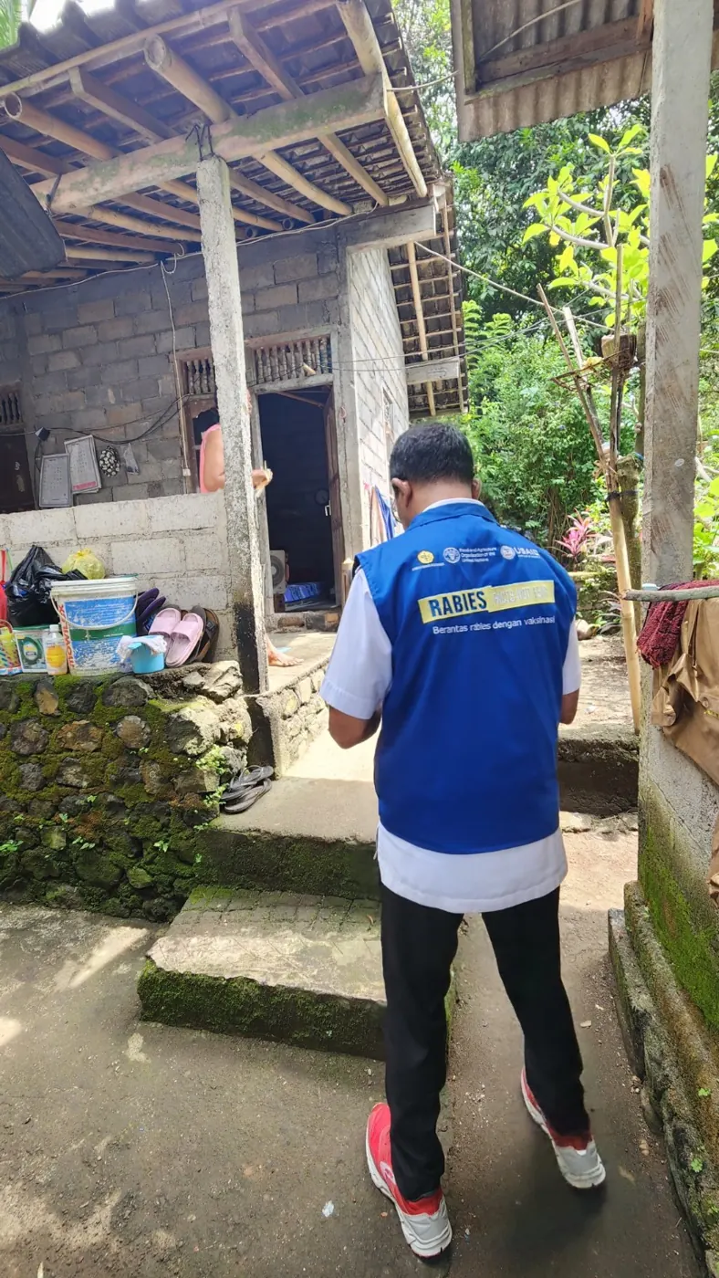 Petugas mengunjungi area kandang ternak