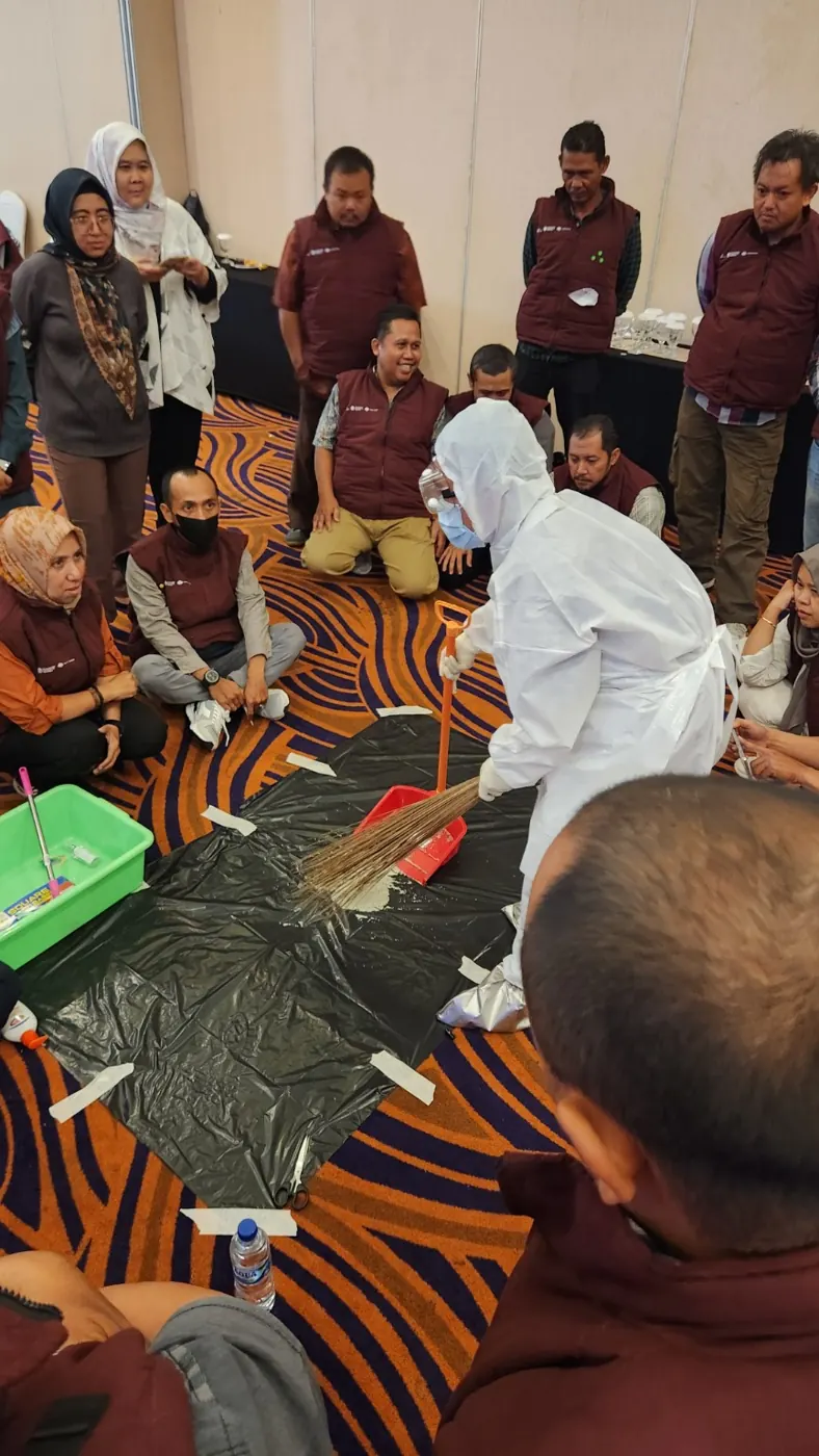 Peserta duduk melingkar dalam sesi diskusi