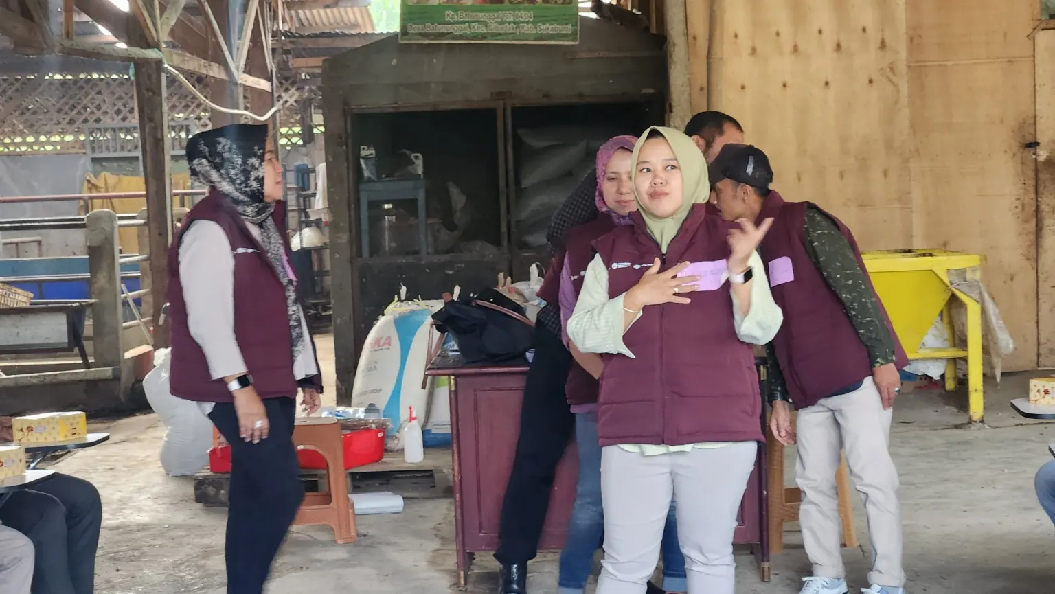 Peserta berdiskusi di area peternakan