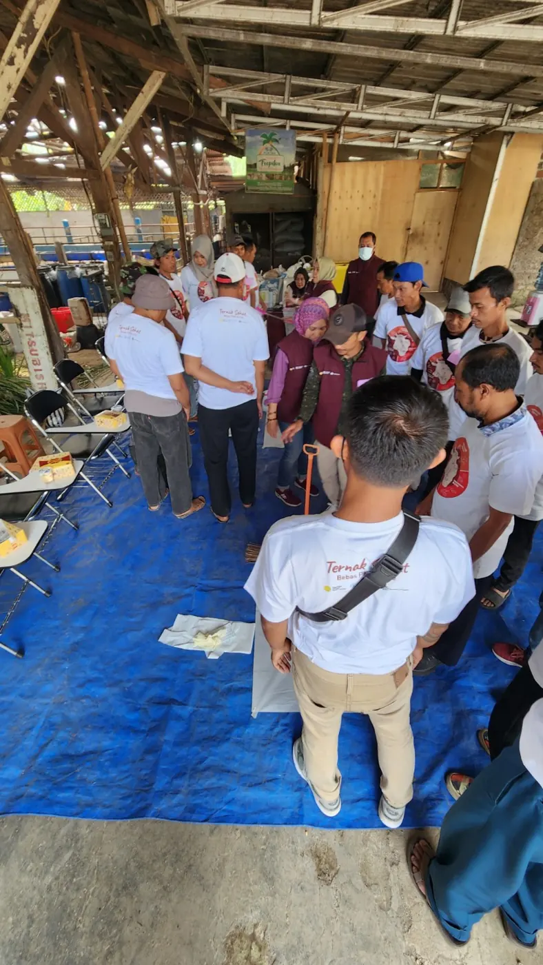 Kelompok peserta berkumpul dalam kegiatan lapangan