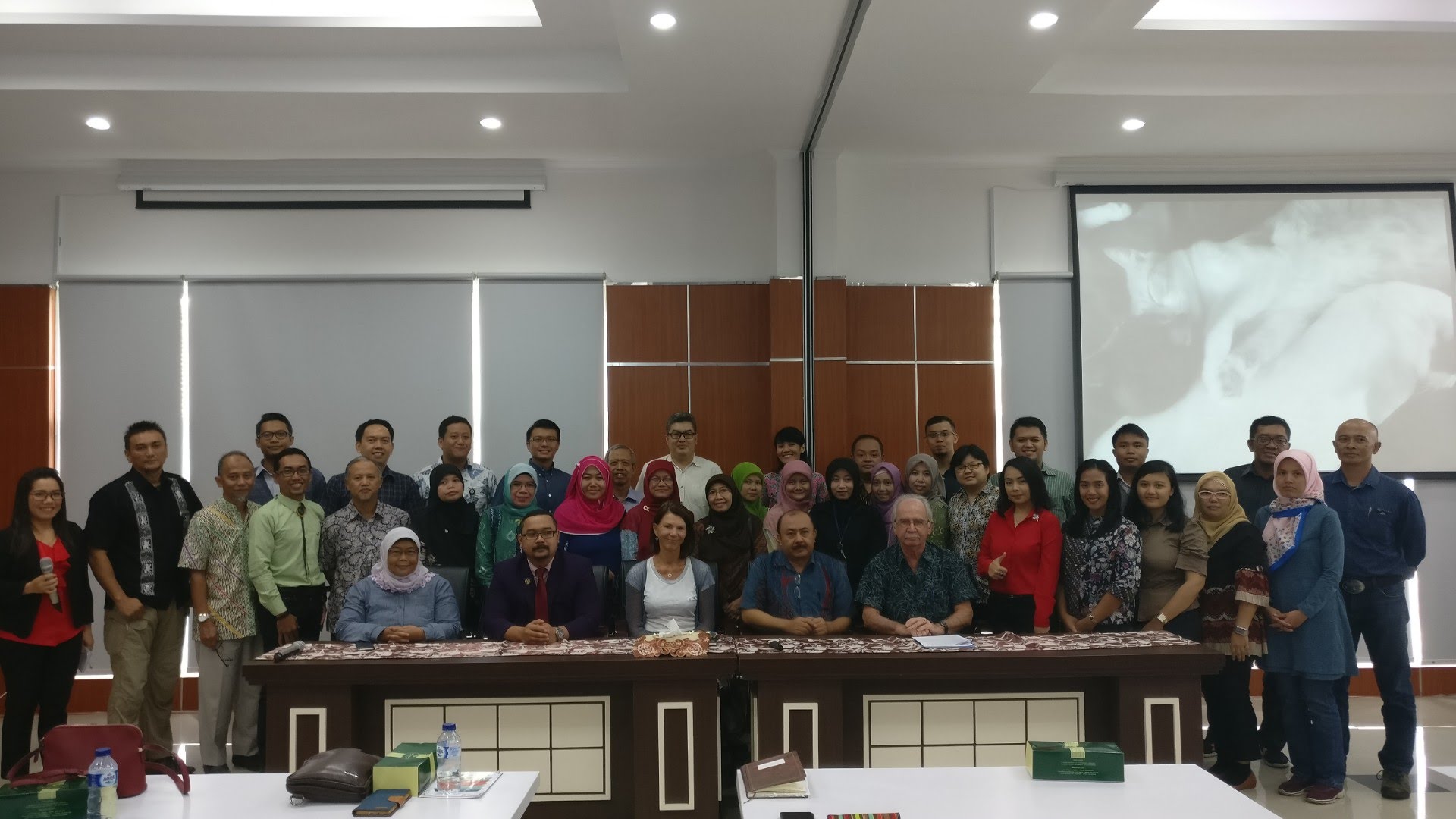 Pertemuan dan diskusi anggota AEEVI